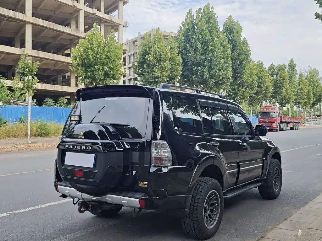 Mitsubishi Pajero (Import) — фото 10