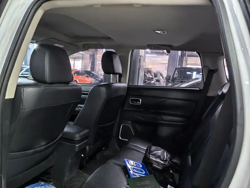 Mitsubishi Outlander — фото 11