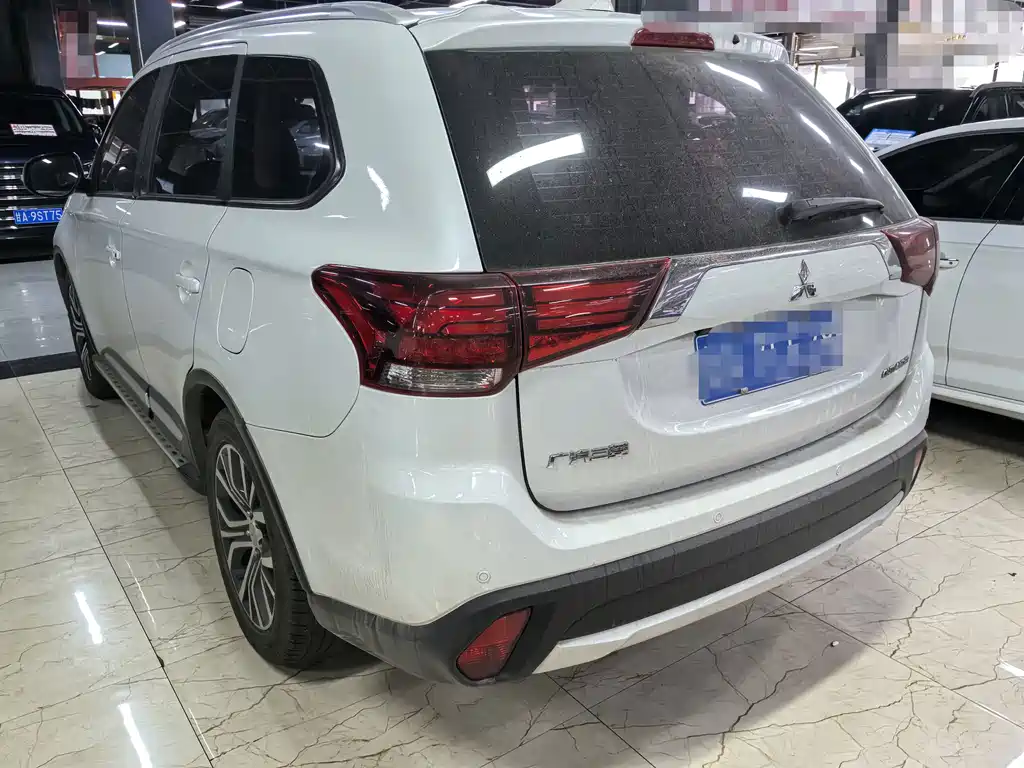 Mitsubishi Outlander — фото 4