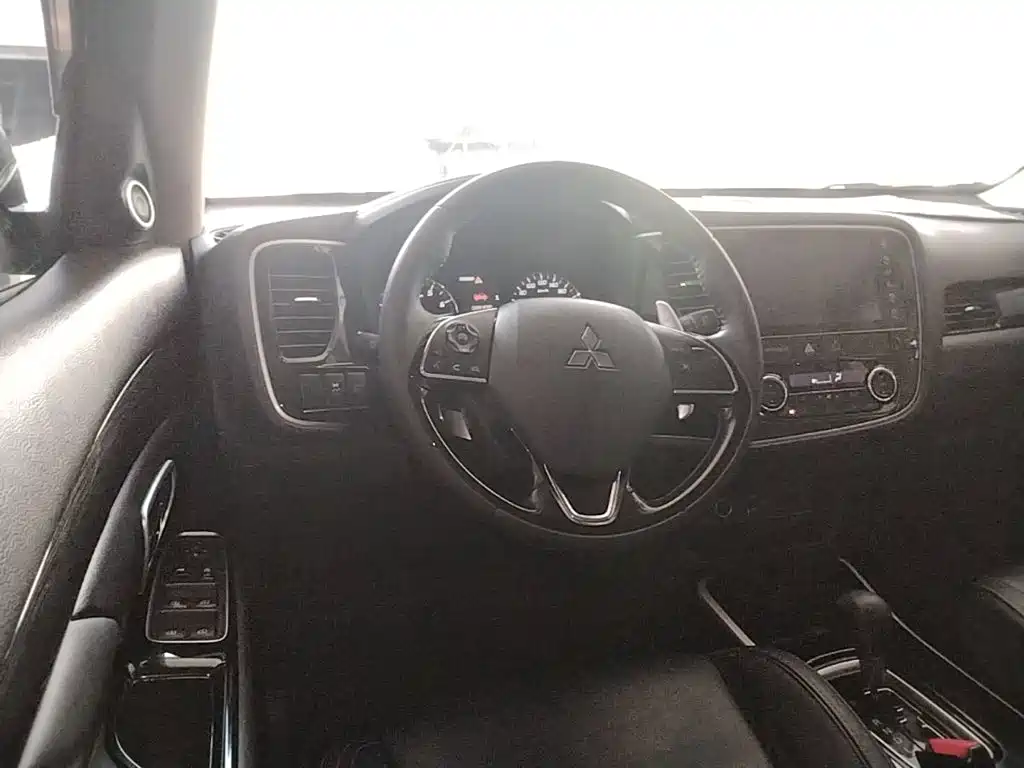 Mitsubishi Outlander — фото 11