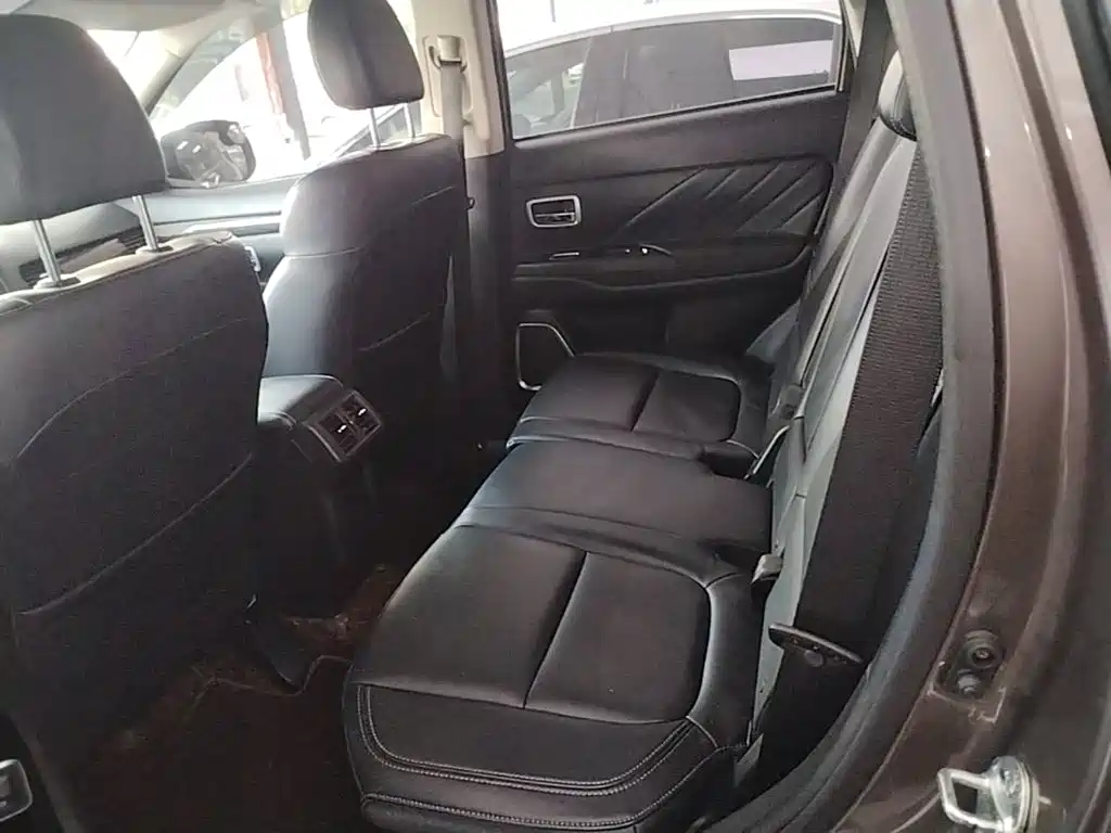 Mitsubishi Outlander — фото 17