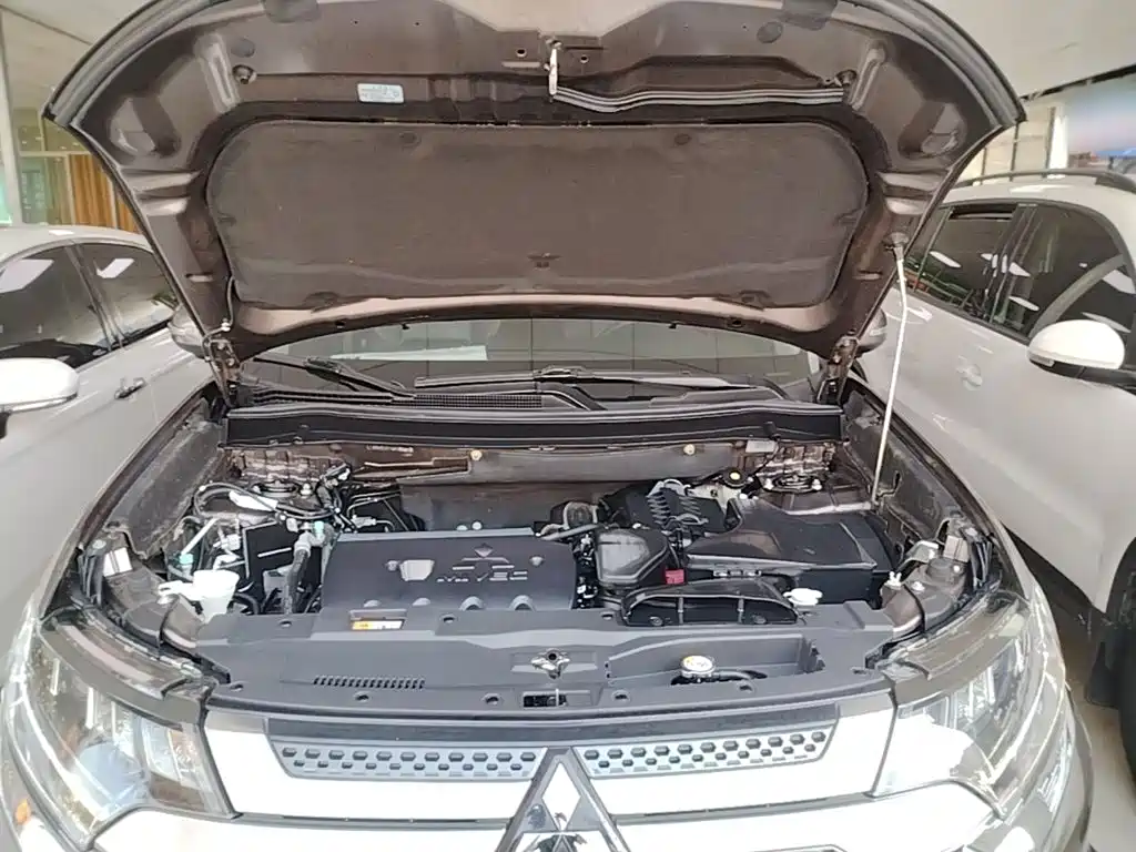 Mitsubishi Outlander — фото 20