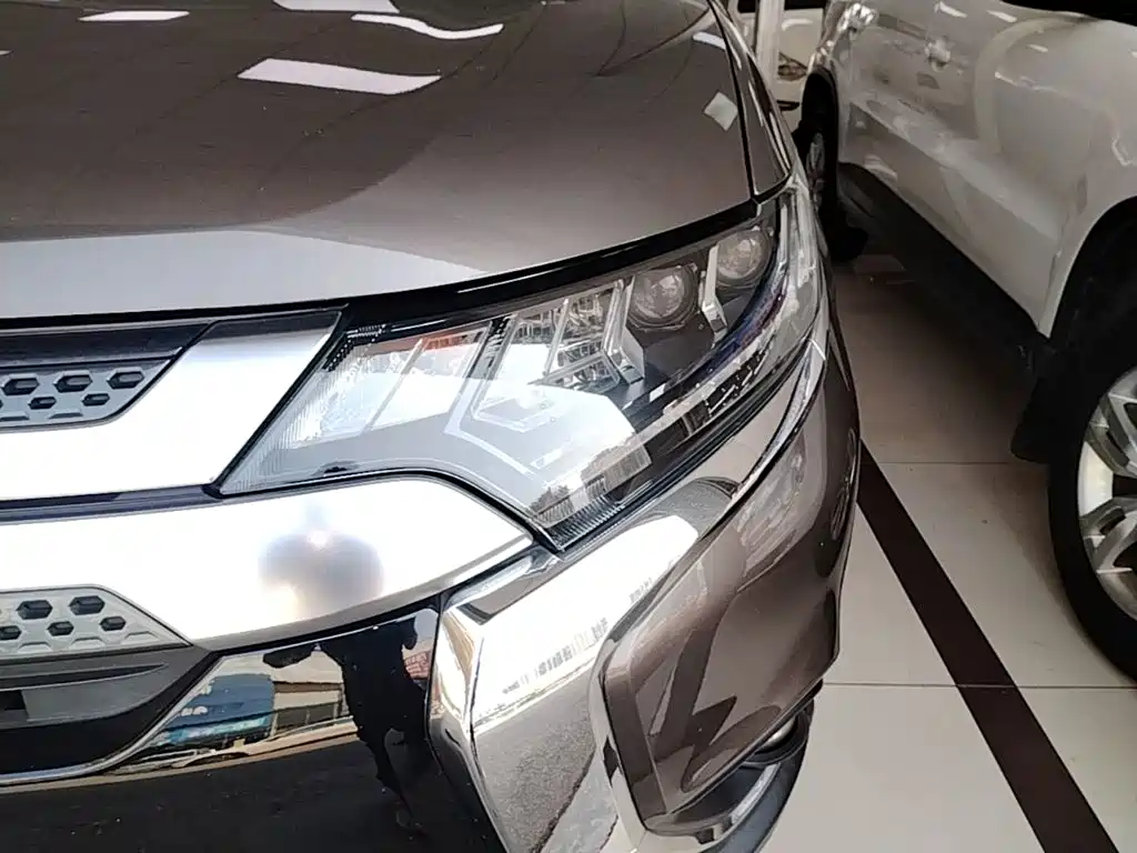 Mitsubishi Outlander — фото 24