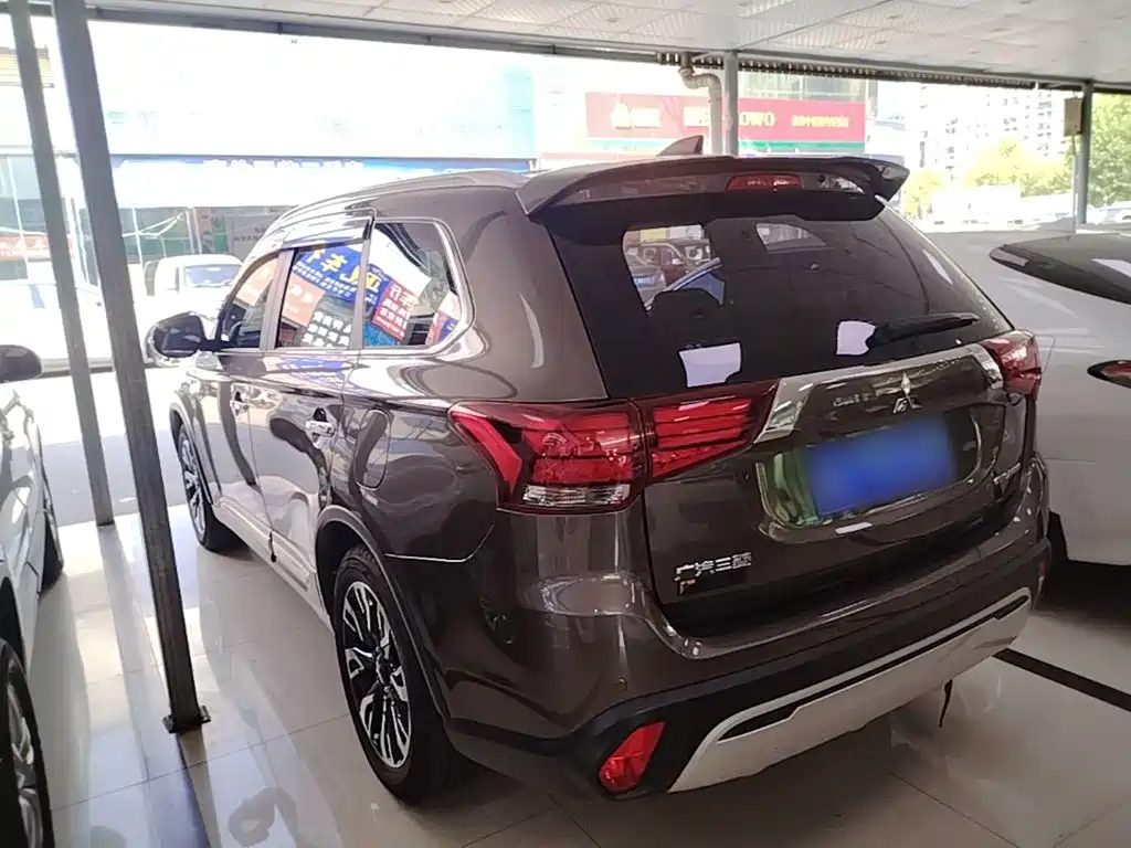 Mitsubishi Outlander — фото 5