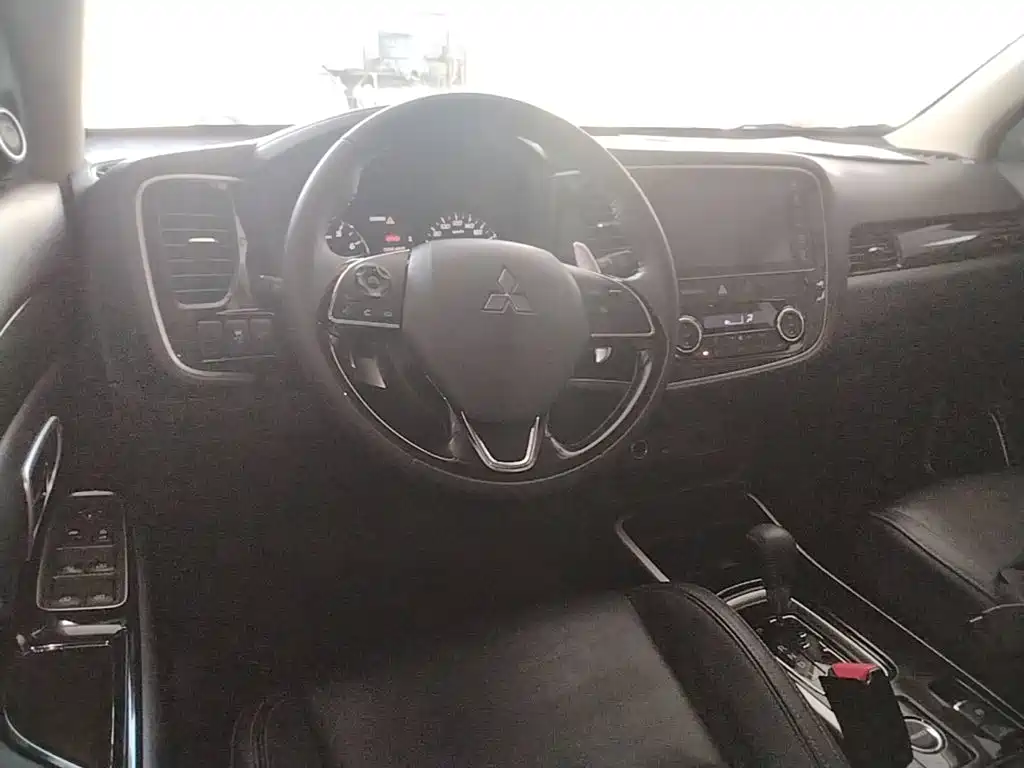 Mitsubishi Outlander — фото 10