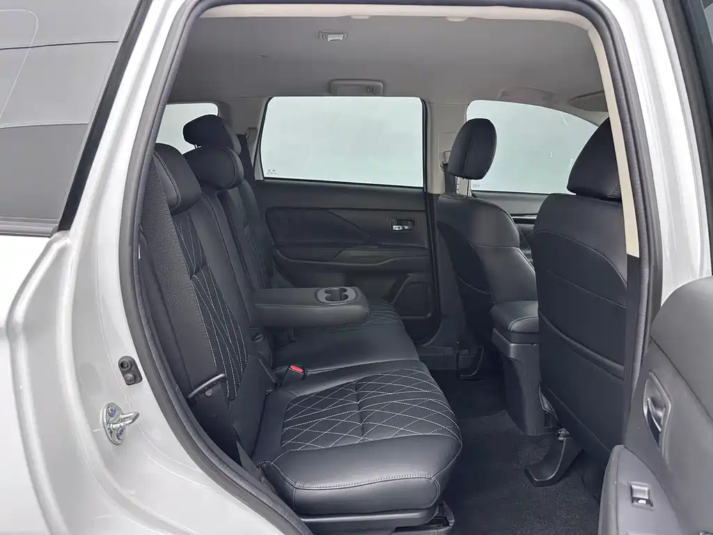 Mitsubishi Outlander — фото 13