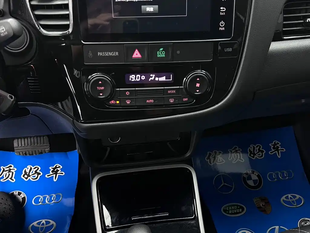Mitsubishi Outlander — фото 14