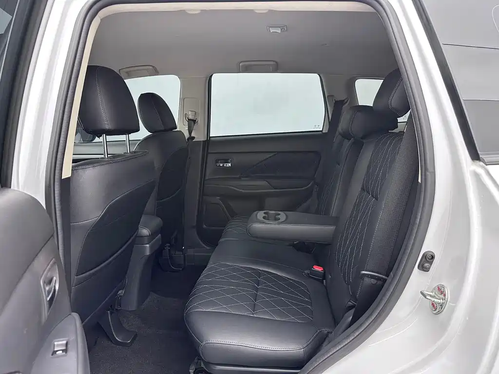 Mitsubishi Outlander — фото 15