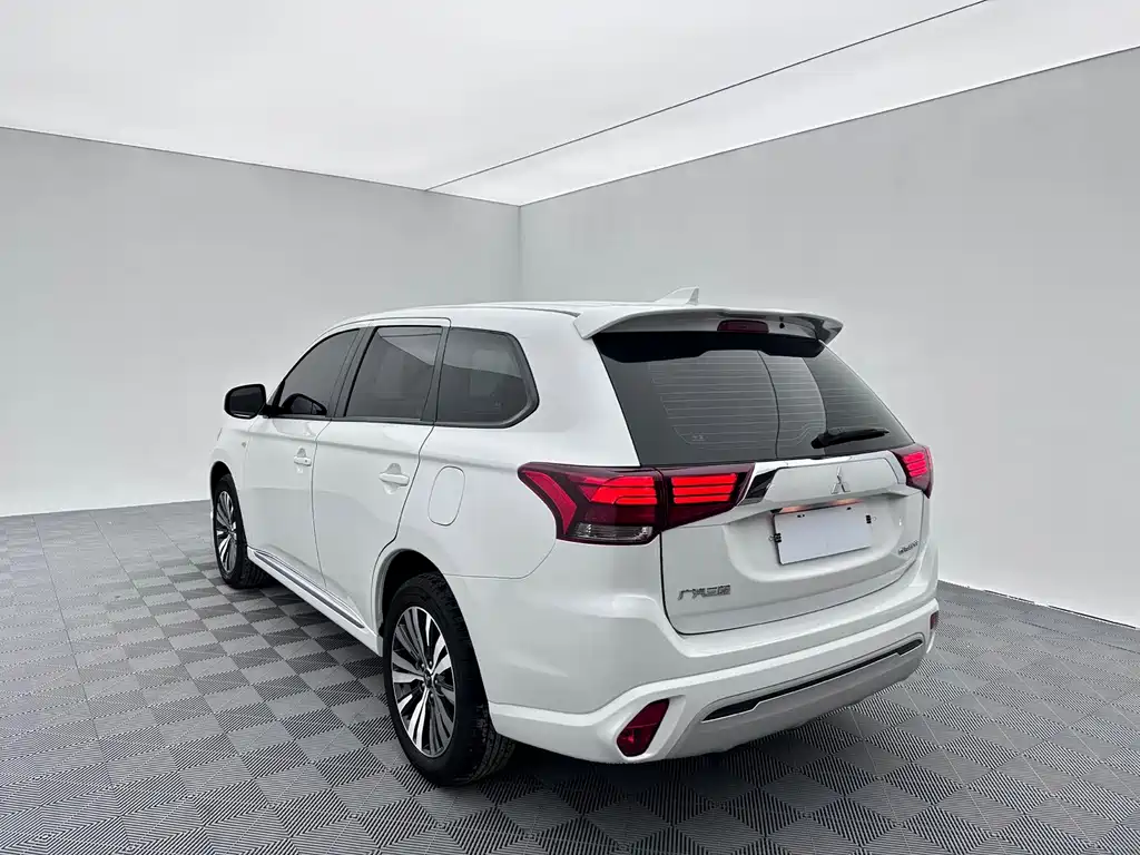 Mitsubishi Outlander — фото 4