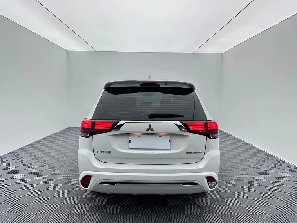 Mitsubishi Outlander — фото 5