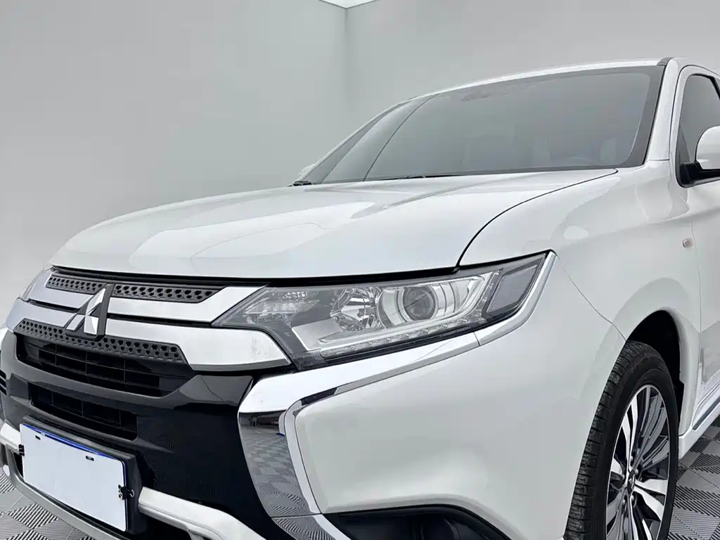 Mitsubishi Outlander — фото 7