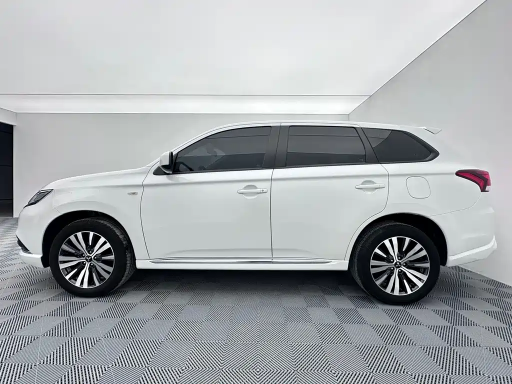 Mitsubishi Outlander — фото 8