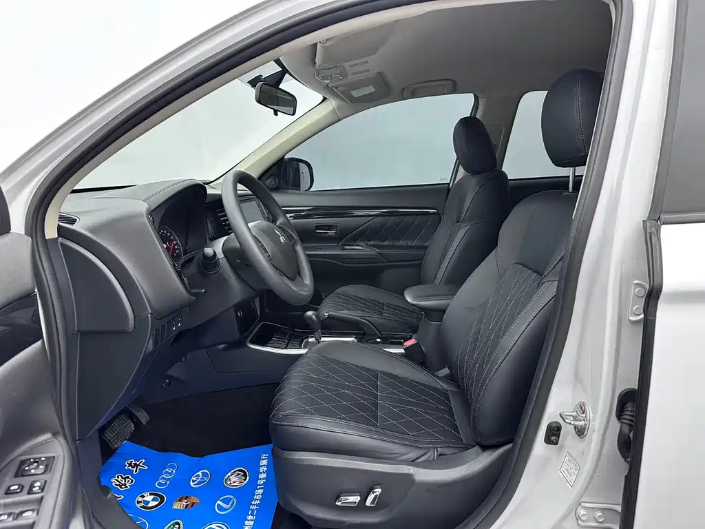 Mitsubishi Outlander — фото 10