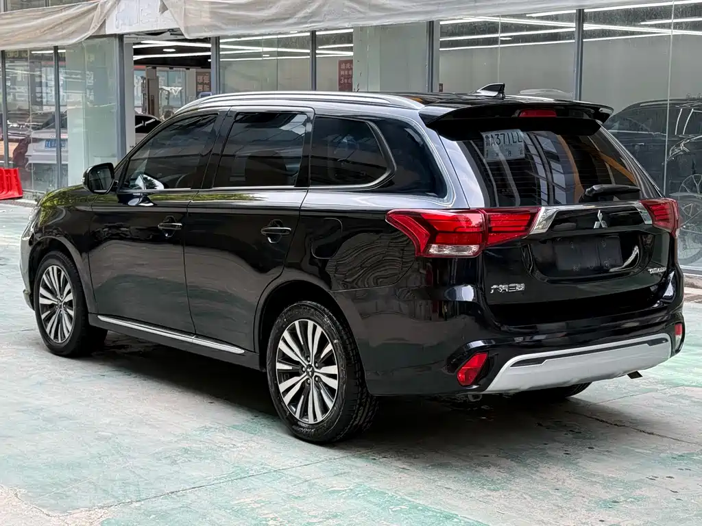 Mitsubishi Outlander — фото 4
