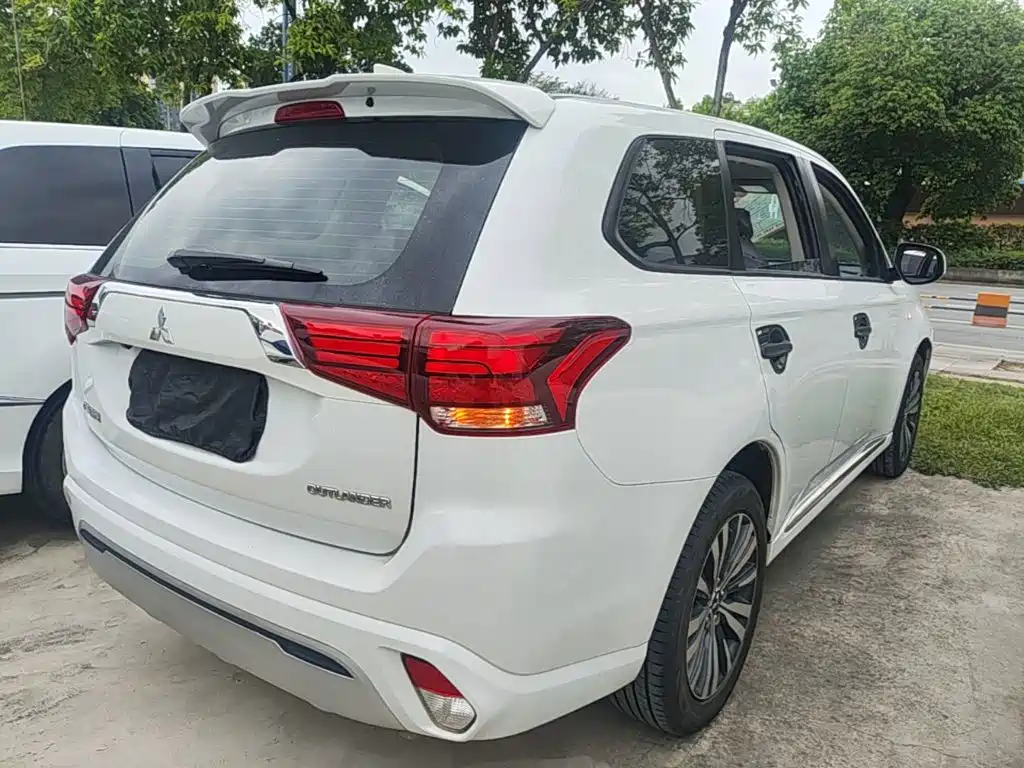 Mitsubishi Outlander — фото 7