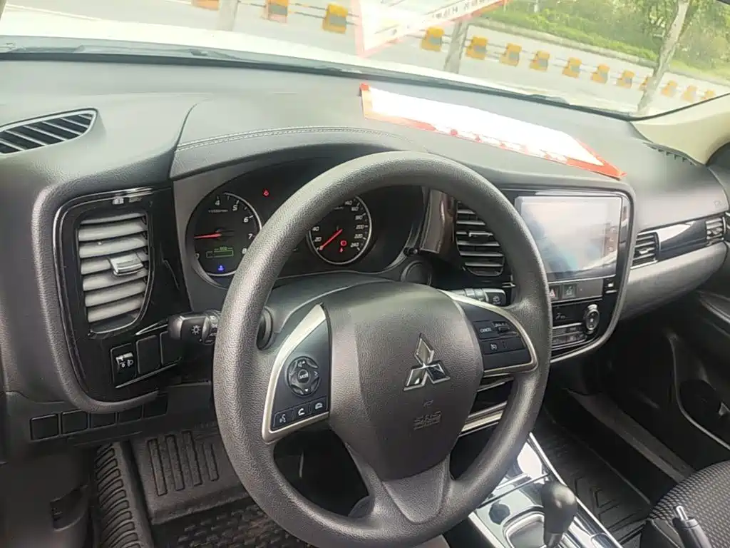 Mitsubishi Outlander — фото 10