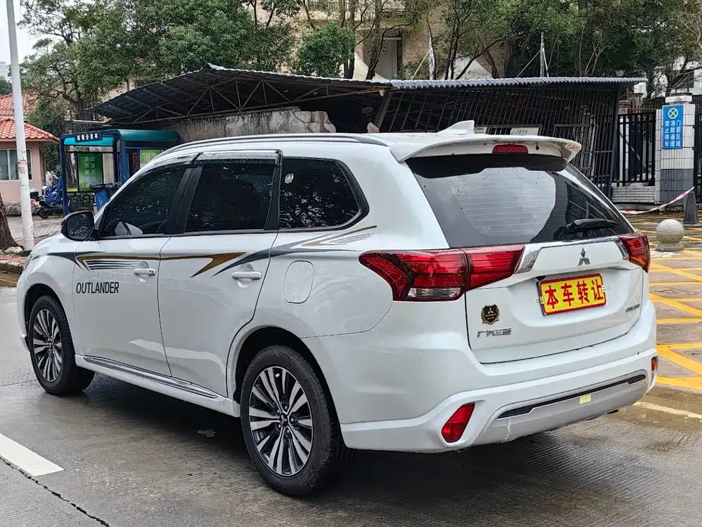 Mitsubishi Outlander — фото 7