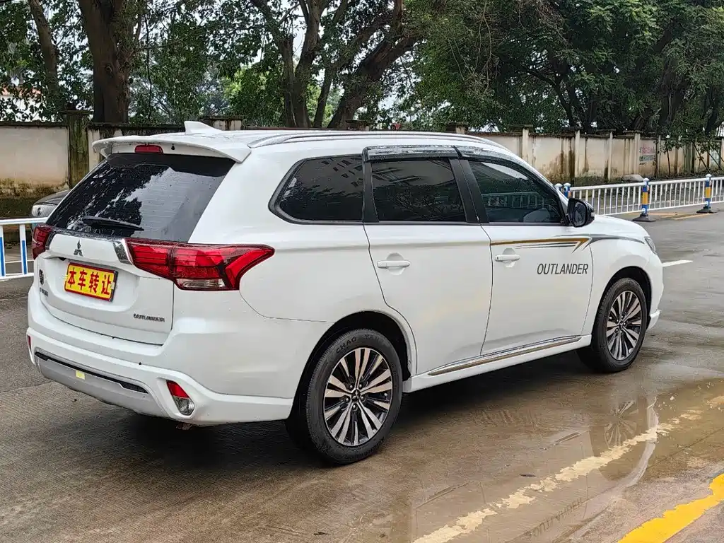 Mitsubishi Outlander — фото 9