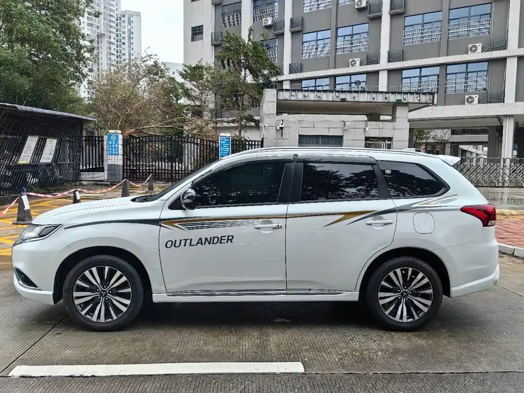 Mitsubishi Outlander — фото 10