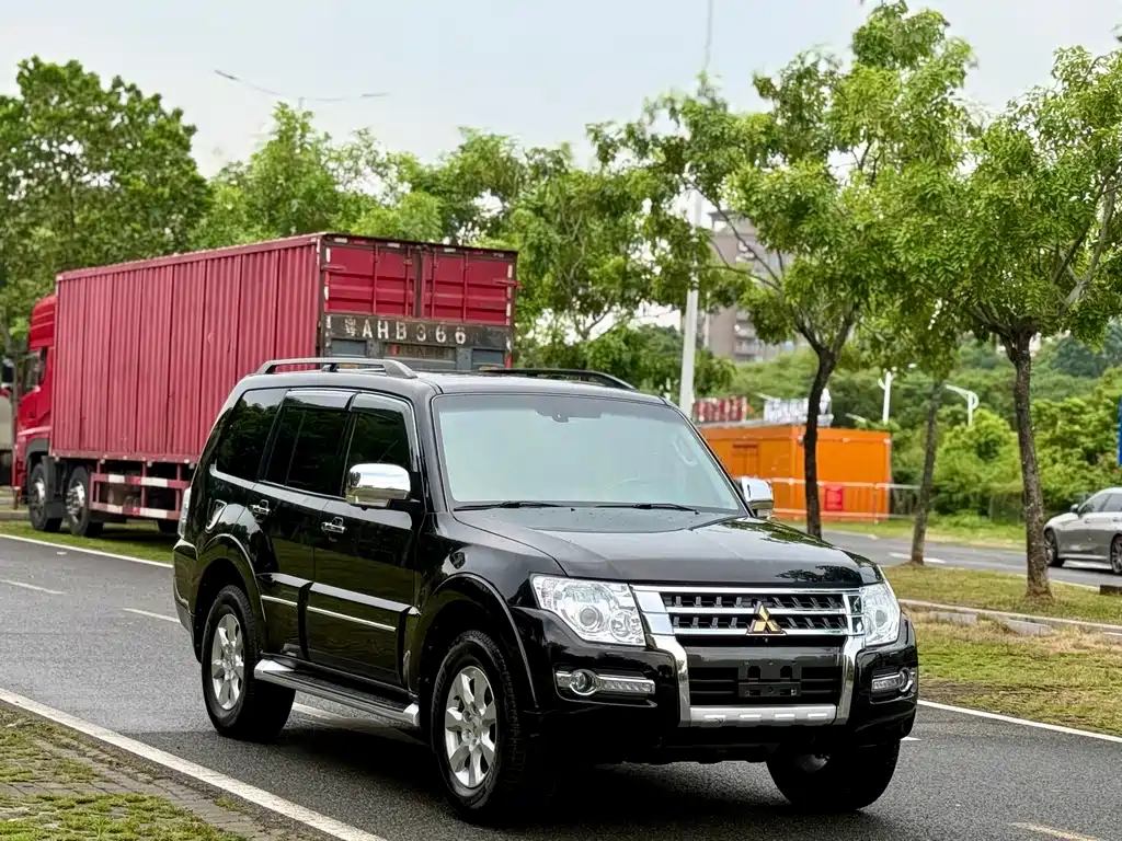 Mitsubishi Pajero (Import) — фото 3