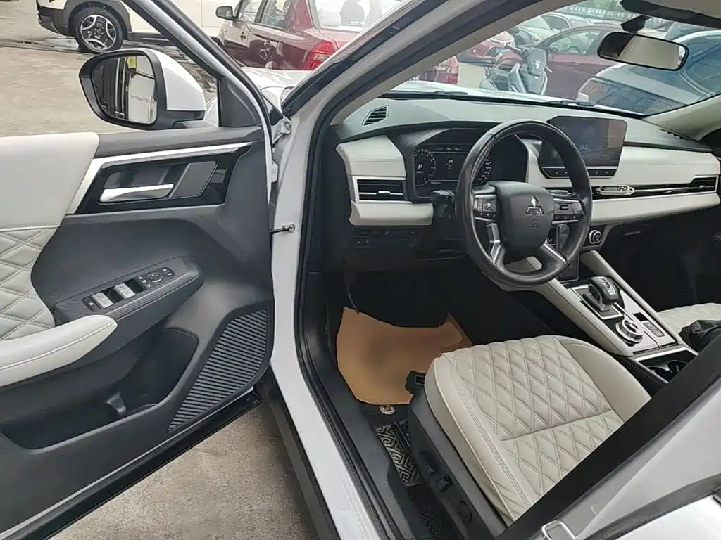 Mitsubishi Outlander — фото 16