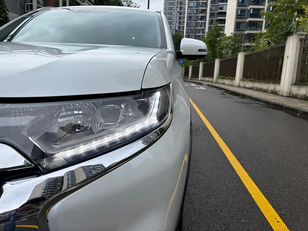 Mitsubishi Outlander — фото 4