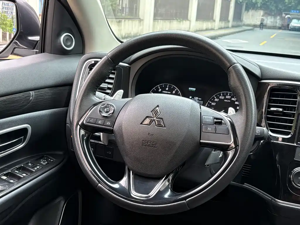 Mitsubishi Outlander — фото 9