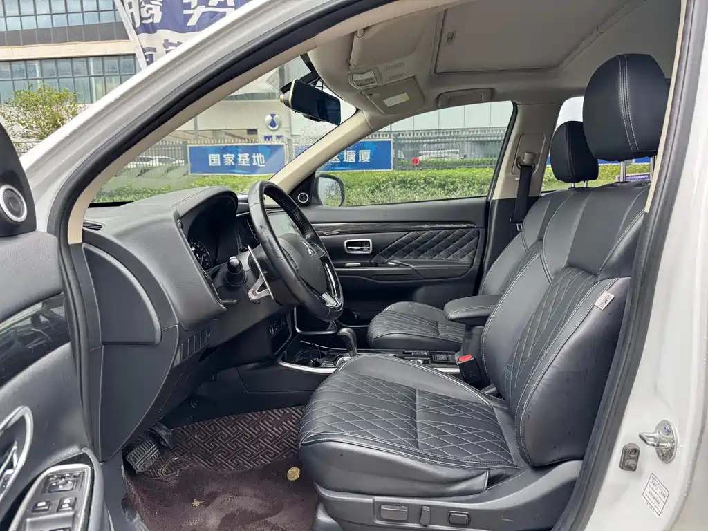Mitsubishi Outlander — фото 7