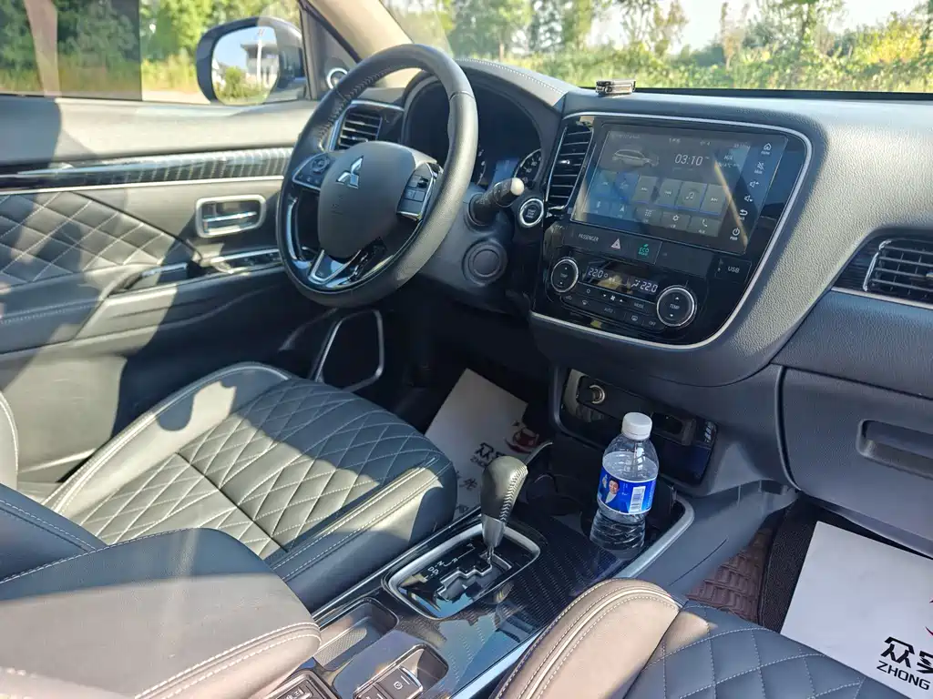 Mitsubishi Outlander — фото 23