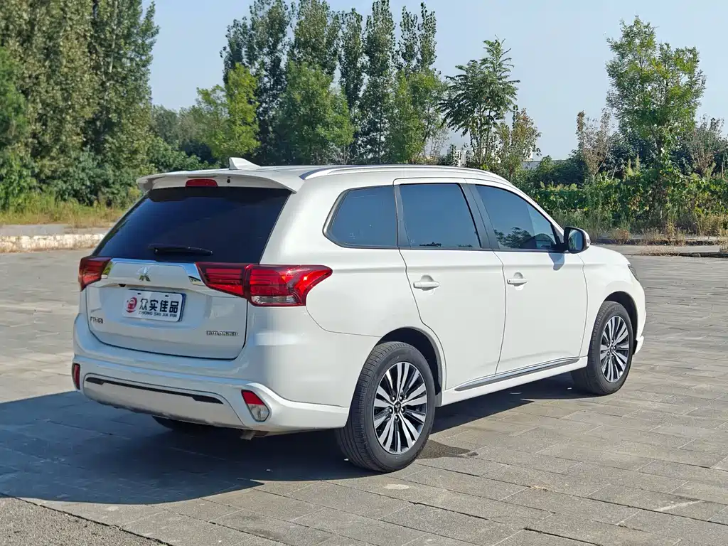 Mitsubishi Outlander — фото 7