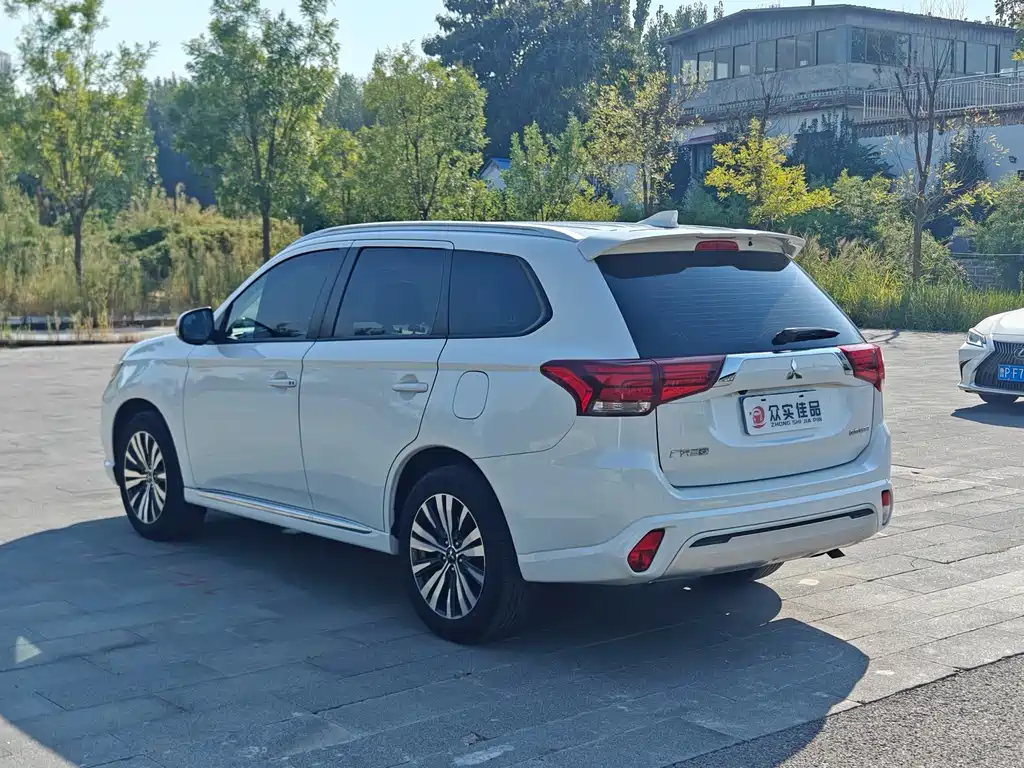 Mitsubishi Outlander — фото 9