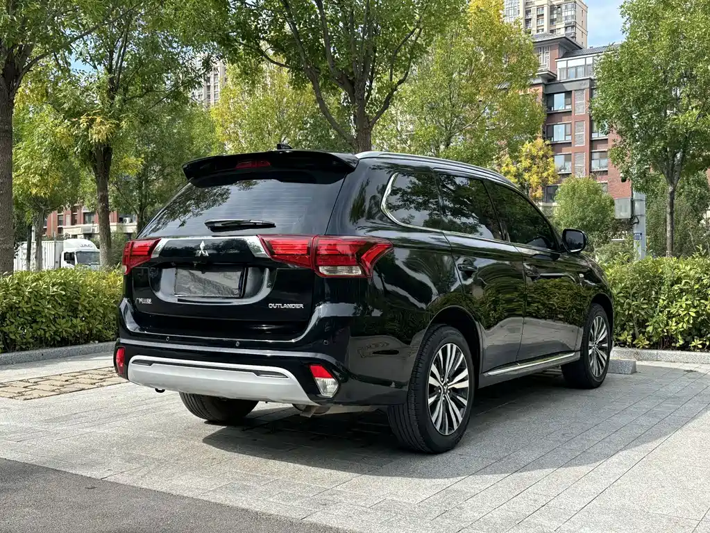 Mitsubishi Outlander — фото 4