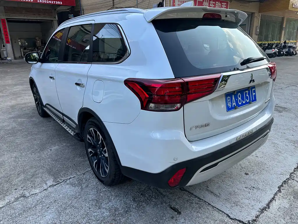 Mitsubishi Outlander — фото 5