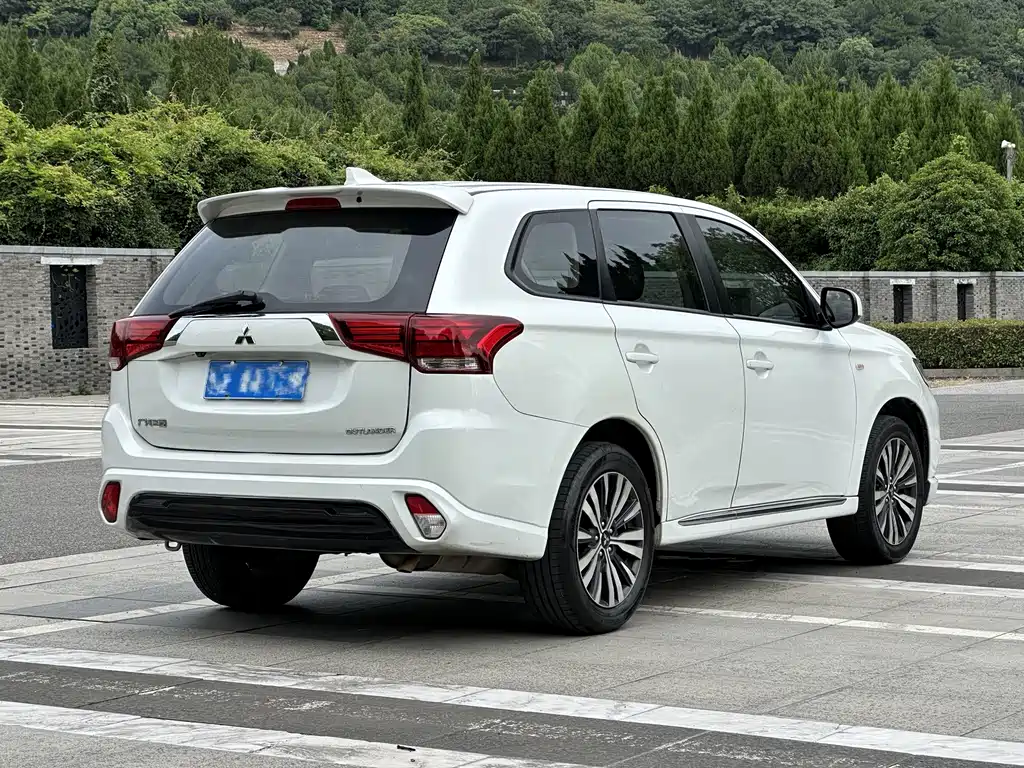 Mitsubishi Outlander — фото 4