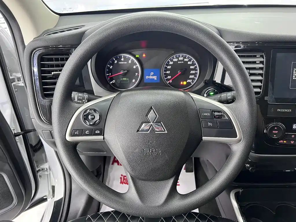 Mitsubishi Outlander — фото 11