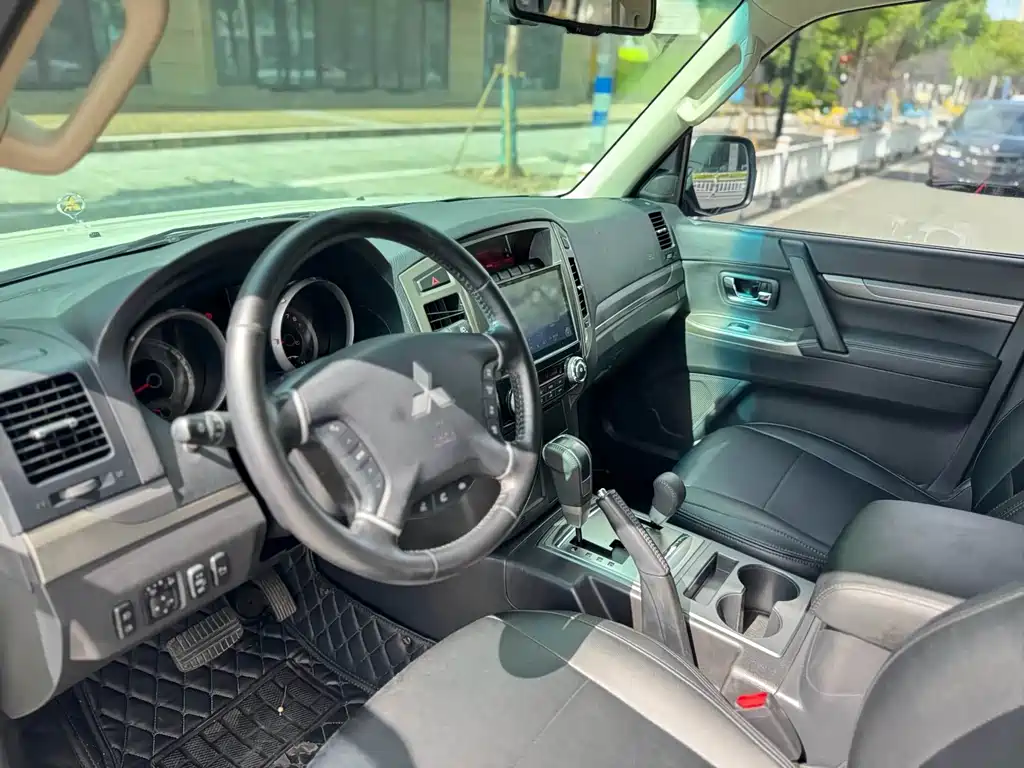 Mitsubishi Pajero (Import) — фото 4