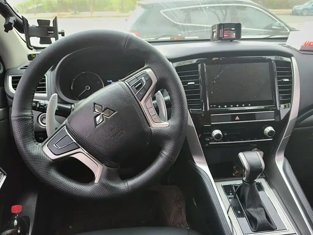 Mitsubishi Pajero Sport (Import) — фото 10