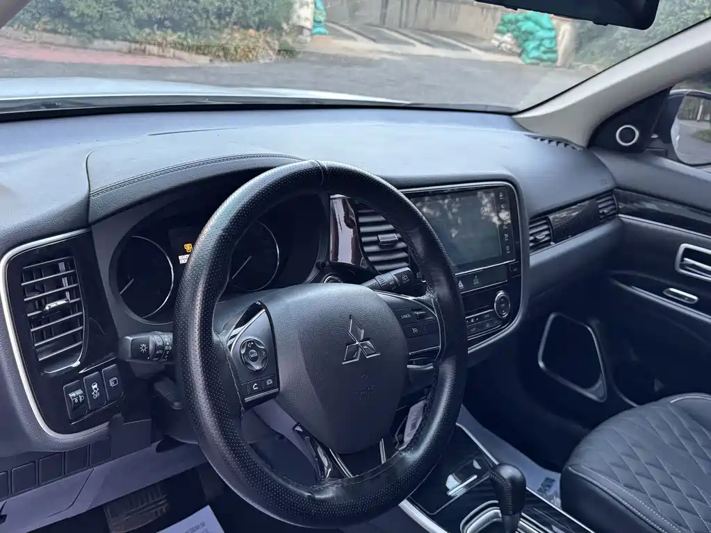 Mitsubishi Outlander — фото 10