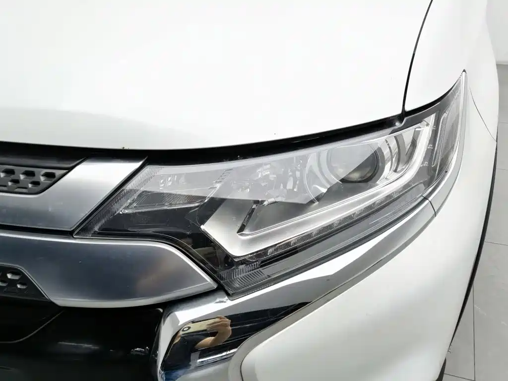 Mitsubishi Outlander — фото 7