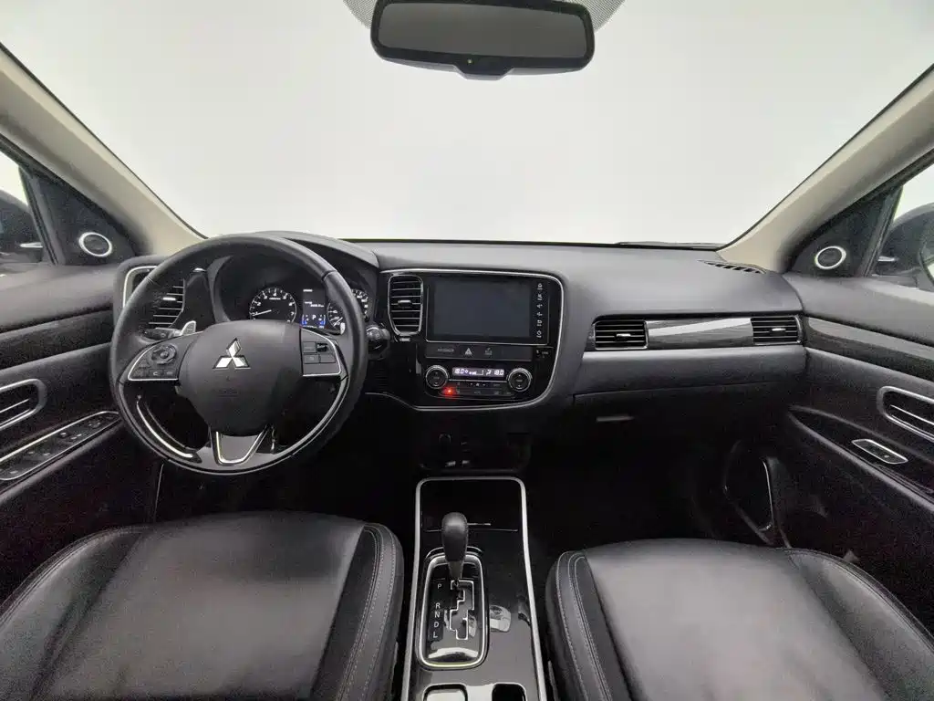 Mitsubishi Outlander — фото 5
