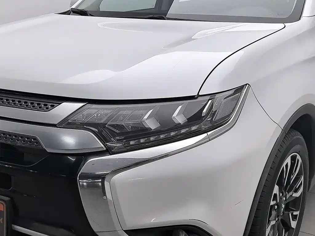 Mitsubishi Outlander — фото 7