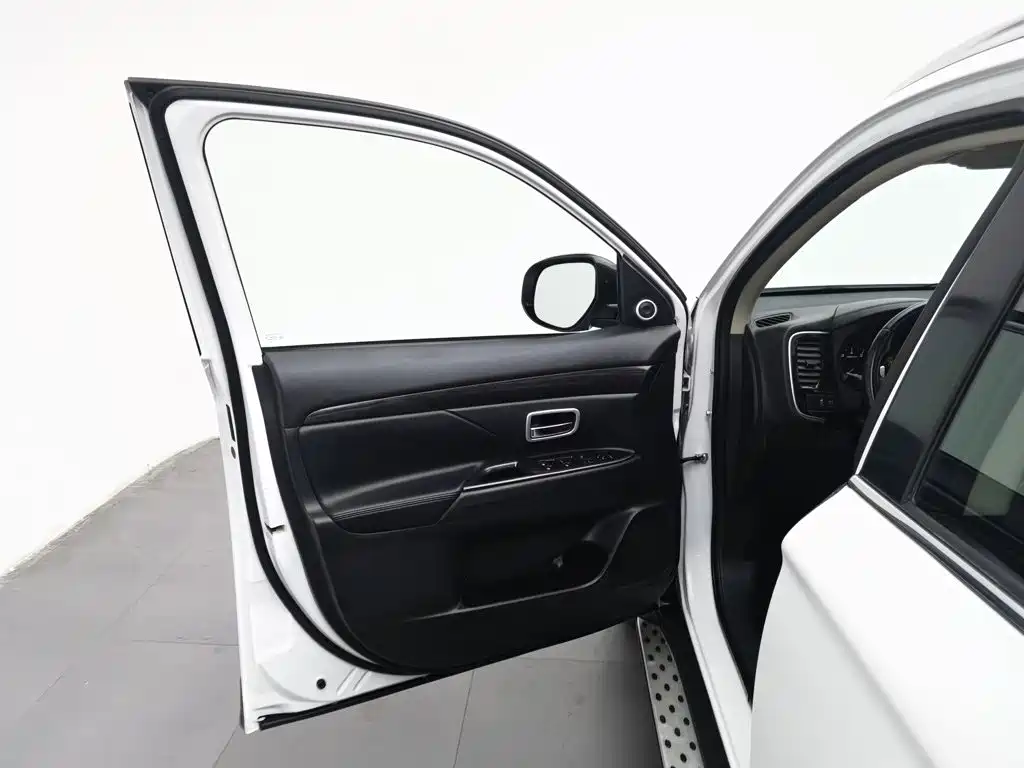 Mitsubishi Outlander — фото 8