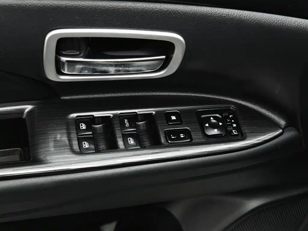 Mitsubishi Outlander — фото 9