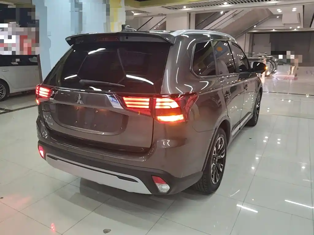 Mitsubishi Outlander — фото 7