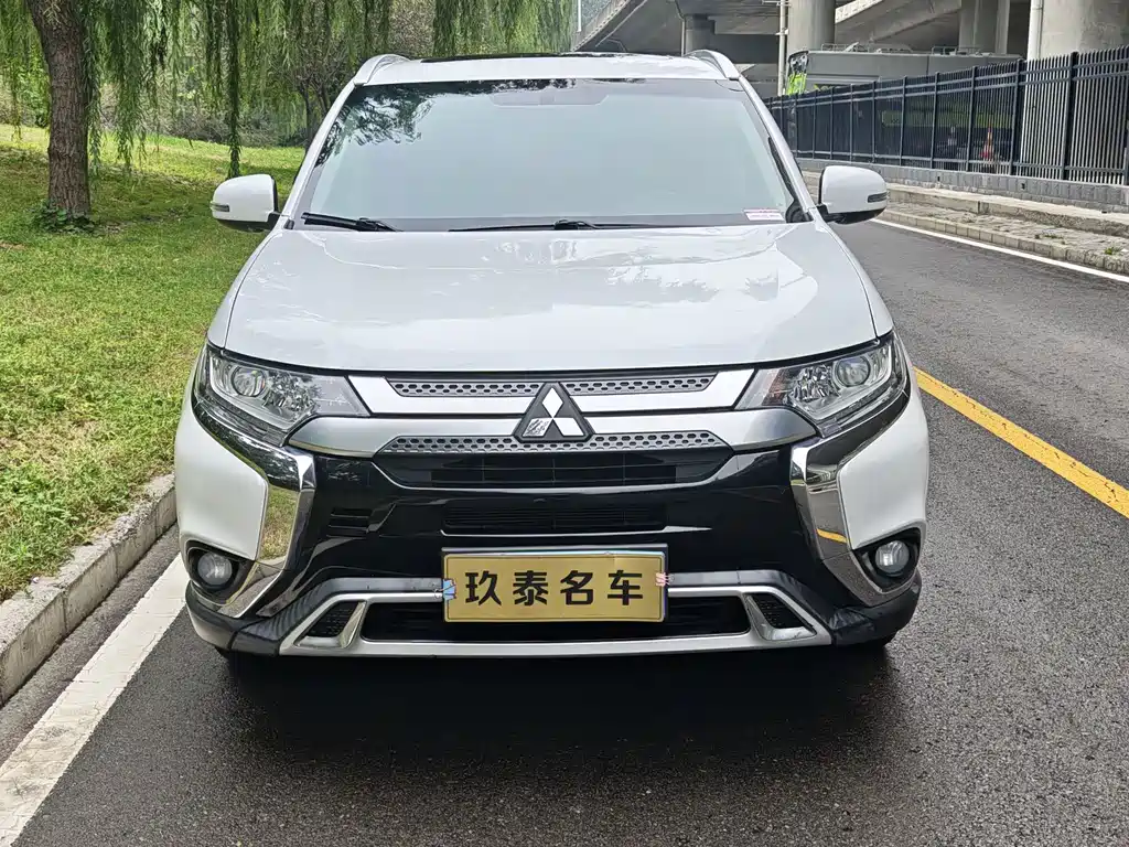 Mitsubishi Outlander — фото 3