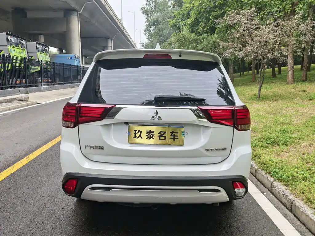 Mitsubishi Outlander — фото 10