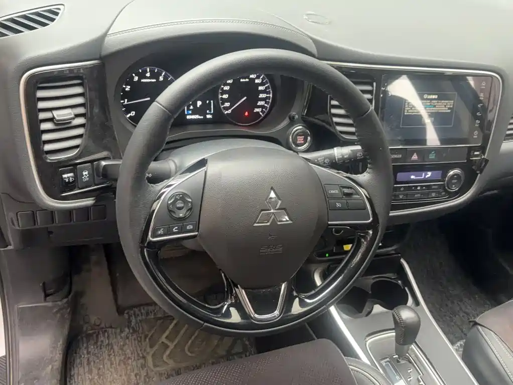Mitsubishi Outlander — фото 4