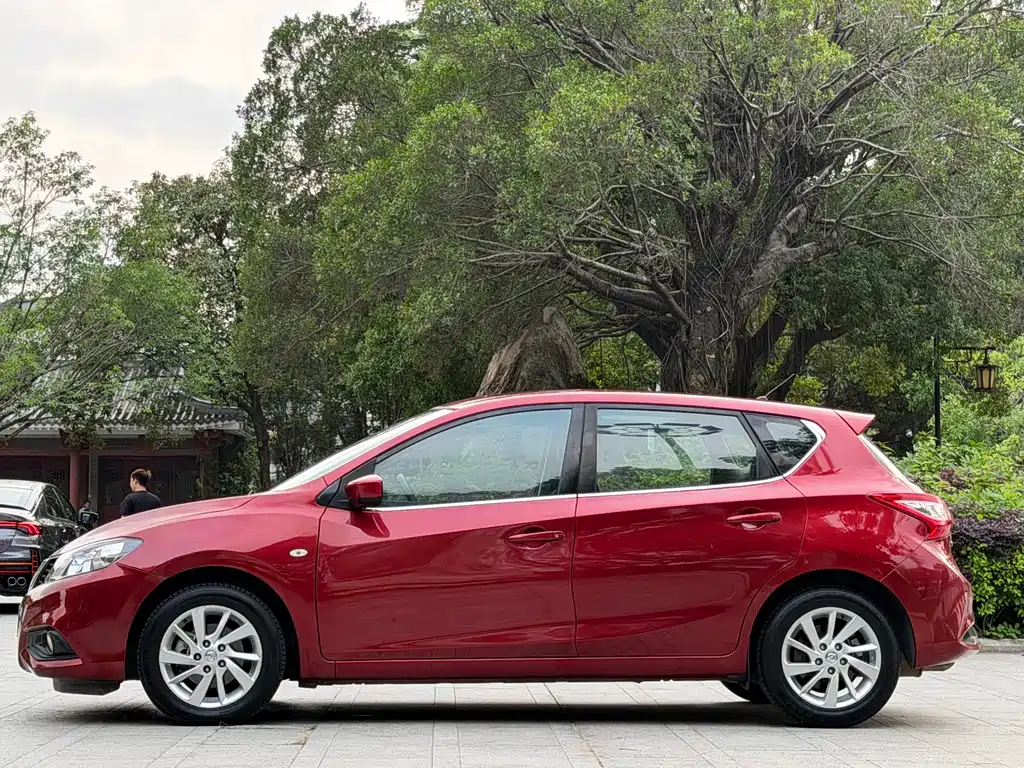 Nissan Tiida — фото 4