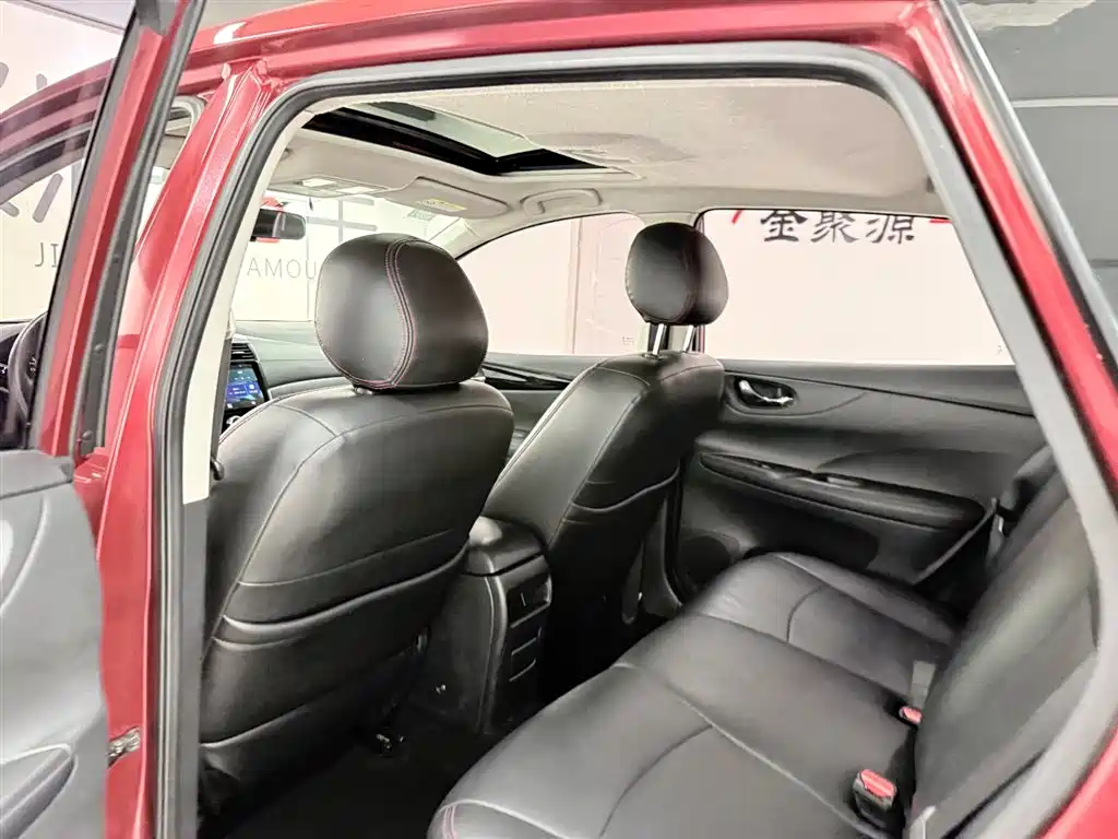 Nissan Tiida — фото 11