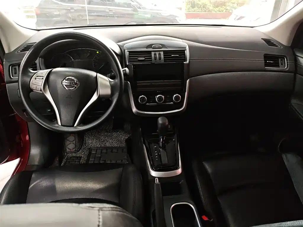 Nissan Tiida — фото 6